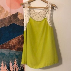 Beautiful lime green and white eyelet lace details Tea N Rose tank size small